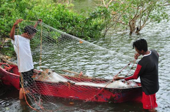 Pesca de tilápias no Charco Verde, na Isla Ometepe, no lago Nicarágua, sul do país